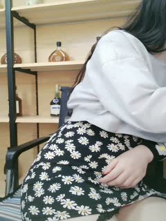 2022-5-28【怨种探花】KTV搞美女，包臀裙美腿，唱着歌摸奶扣穴